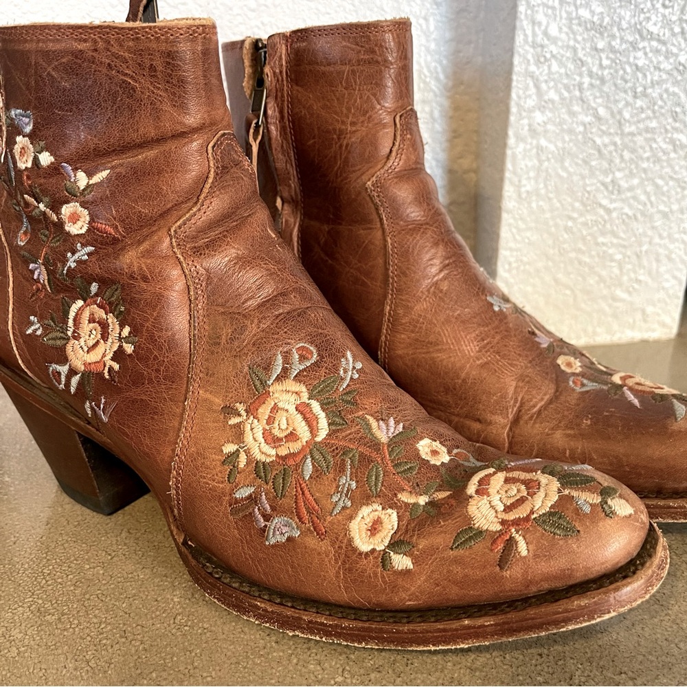 Shyanne Women's Chryssie Floral Shaft Western Snip Toe Fashion Leather Booties